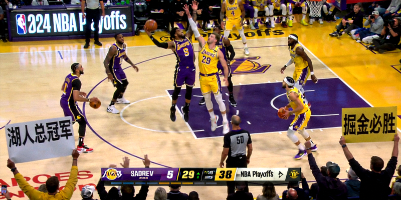 NBA季后赛直播画面，湖人队与掘金队激烈对抗